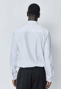 FRILIVIN CLASSIQUE UNIE À MANCHES LONGUES - Chemise classique - blanc