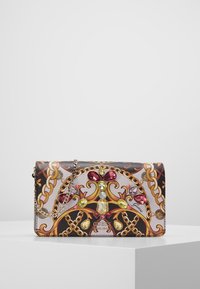 Borsa multicolore con stampa floreale e a catena, adornata con vari gemme. Ha una tracolla metallica e una finitura lucida.