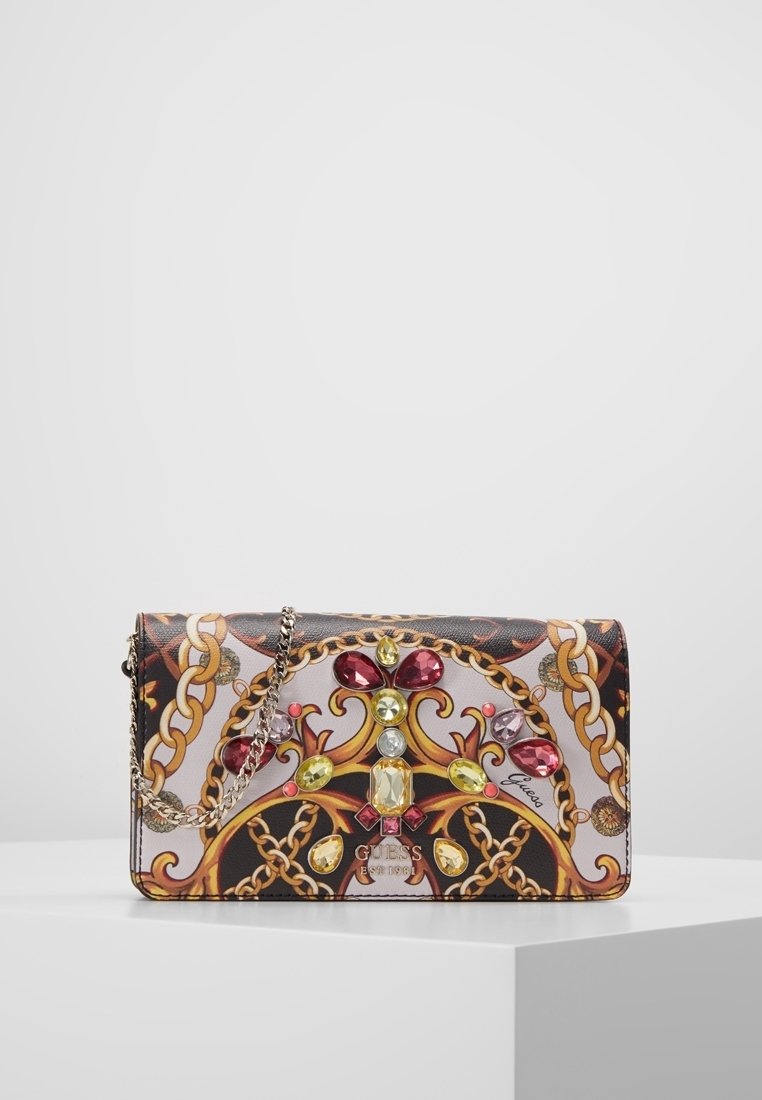 Borsa multicolore con stampa floreale e a catena, adornata con vari gemme. Ha una tracolla metallica e una finitura lucida.