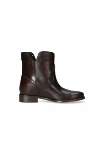Stivale ankle in pelle marrone con una superficie liscia, punta arrotondata e tacco basso a blocco; presenta un albero spaccato e dettagli in hardware dorato.