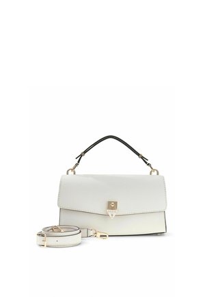 Sac à main blanc Guess avec poignée supérieure et bandoulière amovible, équipé d'une fermeture à pression dorée et d'un design minimaliste sur fond blanc.