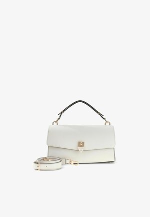 Sac à main blanc Guess avec poignée supérieure et bandoulière amovible, équipé d'une fermeture à pression dorée et d'un design minimaliste sur fond blanc.