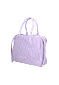 Borsa a tracolla lilla texture con manici doppi, chiusura con zip e un accento con logo dorato. Presenta una forma rettangolare strutturata.