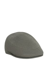 Cappello piatto grigio in maglia con forma arrotondata, superficie texturizzata e visiera stretta, dotato di una banda interna liscia per il comfort.
