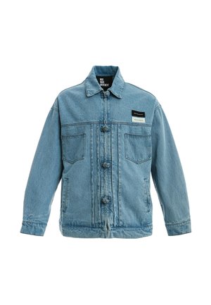 Chaqueta vaquera azul clara con cuello, dos bolsillos en el pecho, dos bolsillos laterales y cierres únicos con botones anudados en el frente.