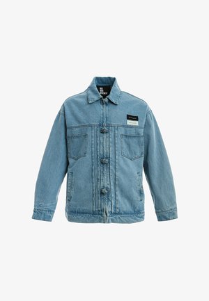 Chaqueta vaquera azul clara con cuello, dos bolsillos en el pecho, dos bolsillos laterales y cierres únicos con botones anudados en el frente.