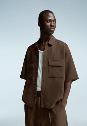 Bershka SHORT SLEEVE TAILORED - Majica - brown