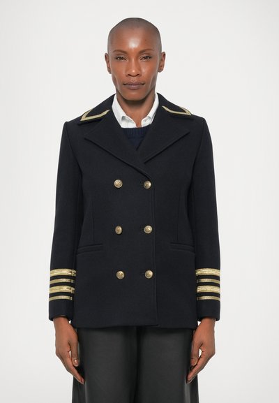 Cappotto doppio petto della marina in lana, caratterizzato da bottoni dorati, spalline con dettagli dorati e accenti a righe ai polsini.