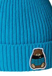 Căciulă albastră tricotată cu nervuri verticale și un patch decorativ cu un ursuleț purtând o jachetă, având detalii maro și negre. Textură moale.