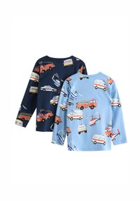 Dwie koszule z długim rękawem w kolorze granatowym i jasnoniebieskim, z kolorowymi nadrukami pojazdów, takimi jak wozy strażackie, radiowozy i helikoptery.