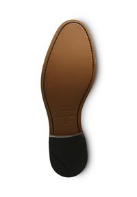 Semelle de chaussure en cuir marron avec une bordure cousue et un talon en caoutchouc noir texturé. Présente une marque et des détails du modèle embossés. Fini lisse.