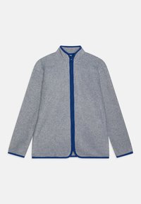 Grau Fleece-Jacke mit Stehkragen, blauer Reißverschluss und kontrastierenden blauen Akzenten an den Bündchen und dem Saum. Verfügt über lange Ärmel und einen geraden Schnitt.