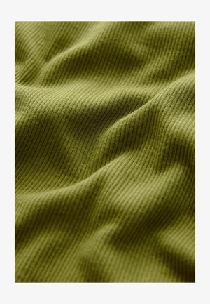 Tissu côtelé en vert olive, présentant de fines lignes verticales. Texture douce avec un léger éclat et des variations subtiles dans la profondeur des couleurs.