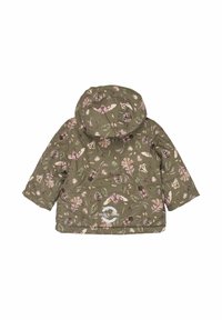 Kurtka puchowa w oliwkowej zieleni z kwiatowym wzorem w różu i kremie, wyposażona w kaptur i długie rękawy. Logo nadrukowane na dolnej części pleców.