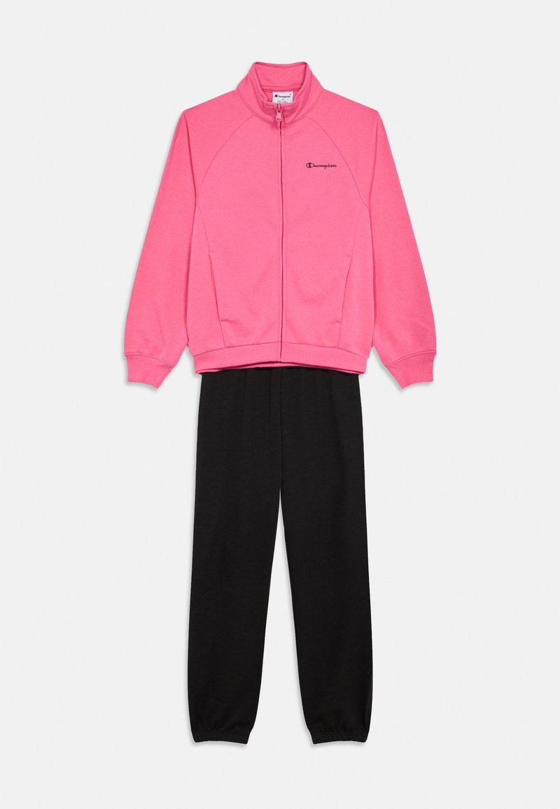 Rosa Zip-Jacke mit Stehkragen und schwarzem besticktem Logo, kombiniert mit schwarzen, elastisch taillierten Sweatpants. Weiches Material.