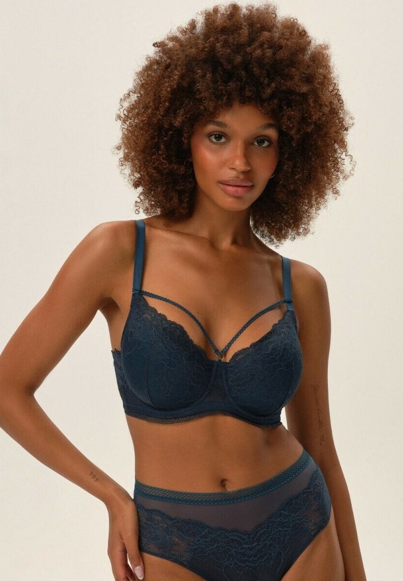 ESOTIQ INTONATION petrol