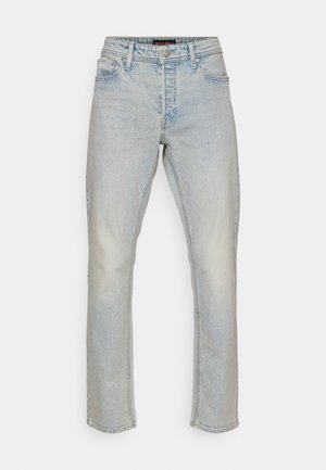 Lyseblå lige ben jeans lavet af denim. Har et fem-lomme design, bælteløkker og subtil slid. Ingen synlige mønstre eller accenter.
