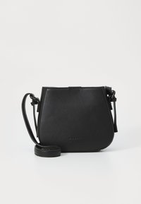 Borsa a tracolla in pelle nera con forma curva, tracolla regolabile e logo goffrato discreto, caratterizzata da una superficie liscia e un design minimalista.