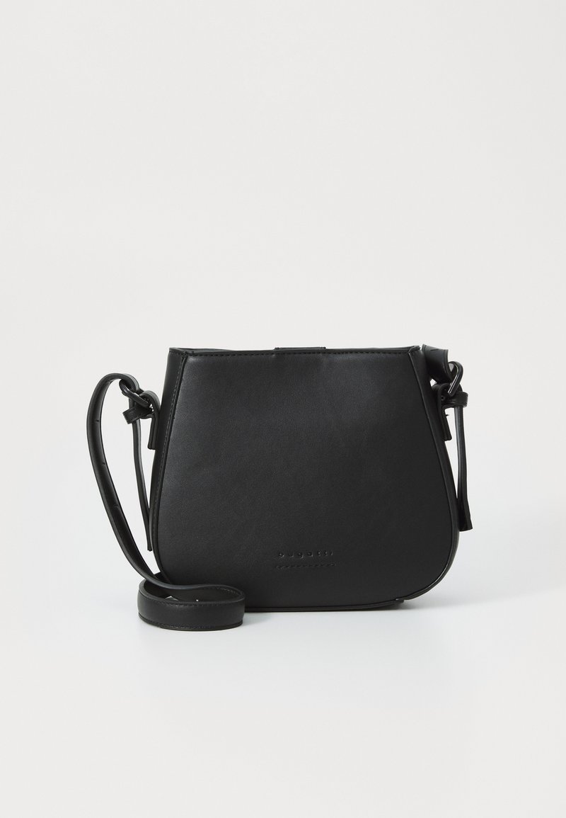Svart lær crossbody veske med en buet form, justerbar stropp og subtilt preget logo, med en jevn tekstur og minimalistisk design.
