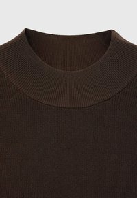Pull en tricot marron avec un col rond large et côtelé. La texture est lisse avec un motif uniforme sur l'ensemble.