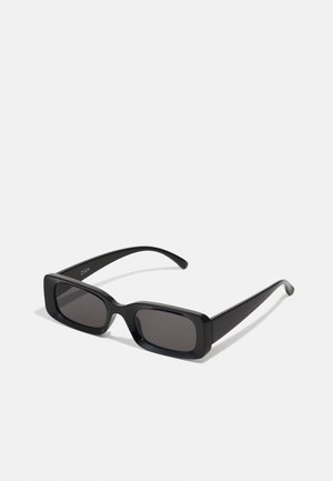 Óculos de sol retangulares pretos com lentes escuras, acabamento brilhante, braços largos e um design de armação robusto. Nome da marca gravado em um dos braços.