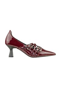 Scarpa con tacco alto in pelle verniciata color bordeaux, con punta affilata, caratterizzata da cinture incrociate e fibbie metalliche sulla parte superiore.