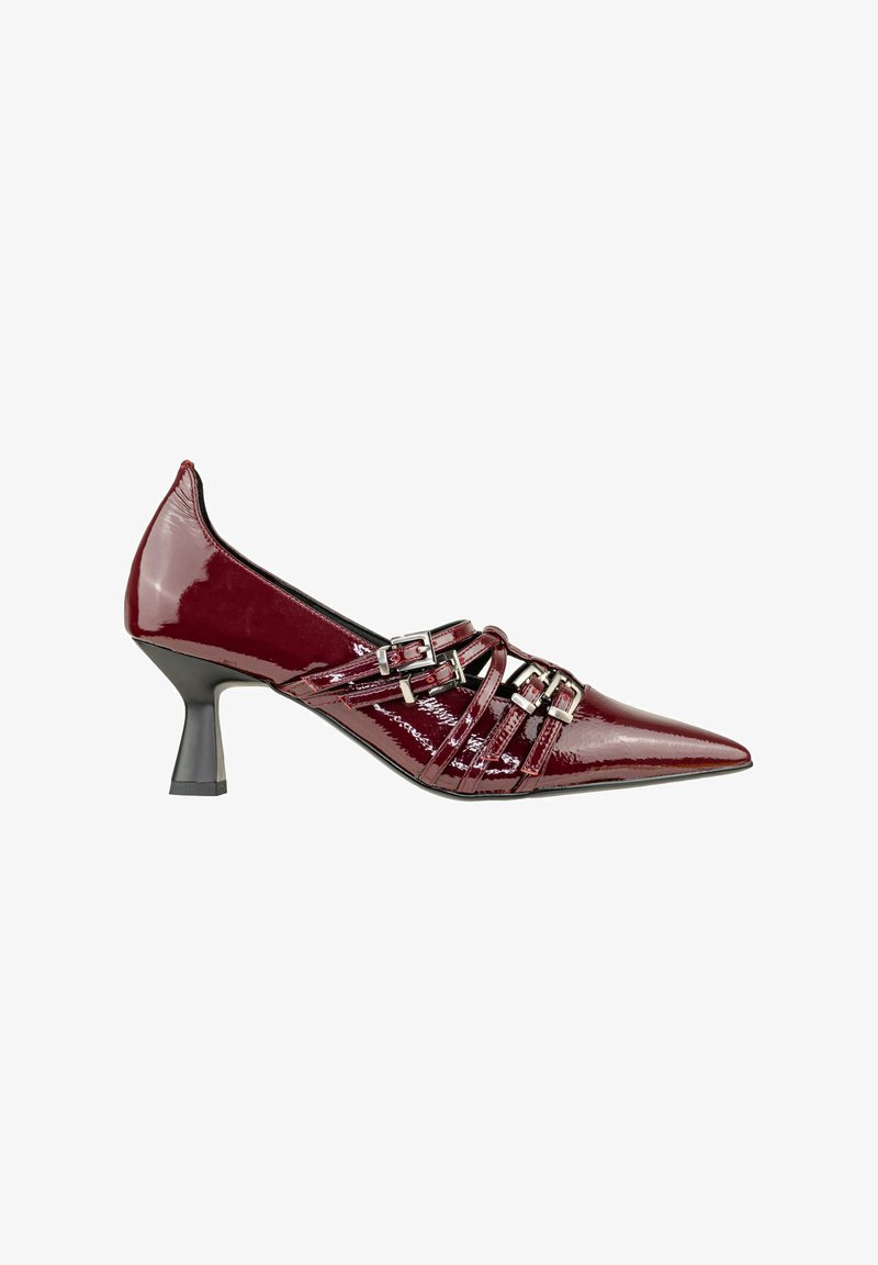 Scarpa con tacco alto in pelle verniciata color bordeaux, con punta affilata, caratterizzata da cinture incrociate e fibbie metalliche sulla parte superiore.