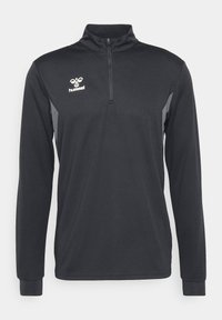 Czarna sportowa bluza z długim rękawem i suwakiem do połowy, szare boczne panele oraz białe logo hummel na lewej piersi.