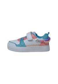 Sneaker con upper sintetico bianco, dettagli in blu, rosa e glitter, cinturino in velcro e una linguetta sul retro. Suola bianca piatta.