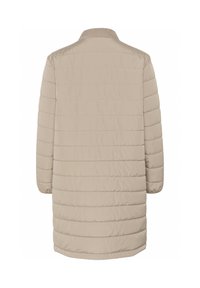 Manteau d'hiver beige avec un design matelassé, des manches longues et un col côtelé. Présente une coupe ample et un tissu lisse et durable.
