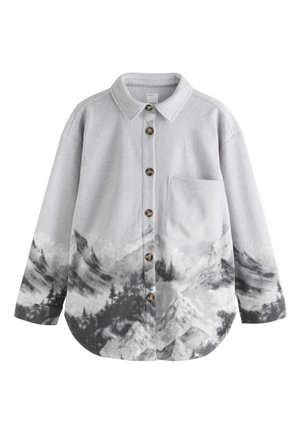 Svetlosivá košeľa na gombíky s predným náprsným vreckom a detailnou čierno-bielou potlačou hôr a lesa na dolnej polovici a rukávoch.