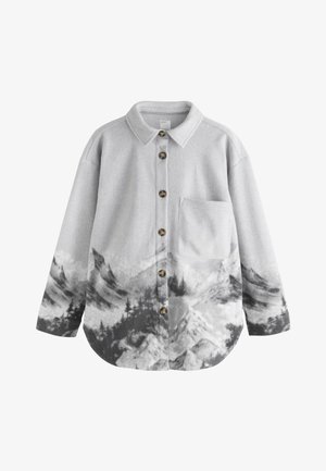 Chemise boutonnée gris clair avec poche poitrine à l'avant et imprimé détaillé noir et blanc de montagne et forêt sur la partie inférieure et les manches.