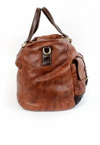 Braune Lederhandtasche mit weicher Textur, rundem Design und einem kontrastierenden braunen Akzent. Verfügt über Metallbeschläge und einen oberen Griff.