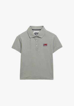 Polo gris de algodón con cuello, tapeta de tres botones y un pequeño parche de logo bordado en el pecho.