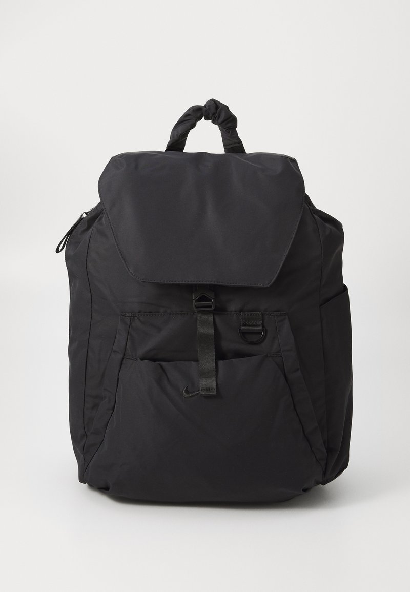 Mochila preta em nylon com aba dobrável, pega superior ajustável, bolso frontal e uma marcação mínima. Textura suave e design elegante.