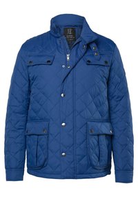 Pikowana niebieska kurtka z wysokim kołnierzem, zamkiem błyskawicznym i dwoma dużymi przednimi kieszeniami na zatrzaski. Widoczny jest gładki, syntetyczny materiał.