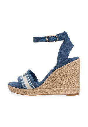 Blå klædestofs kilehæl sandal med ankelrem, guldbeklædt spænde, creme- og blåstribet tåbånd og flettet rebsål med plateau.