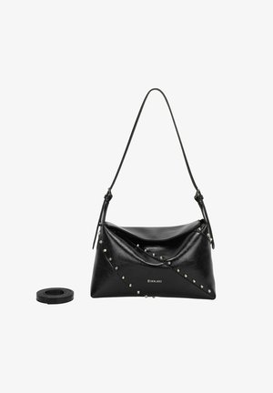 Bolso de cuero negro con un diseño plegado único, acentos de tachuelas plateadas y una correa desmontable, que presenta una textura suave y una marca minimalista.