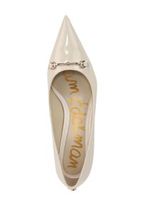 Ballerines en cuir verni beige avec un bout pointu, ornées d'un accent décoratif en ton doré avec un détail en cristal. Logo intérieur doré.