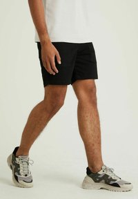 CHASIN' UNO.S INFINITE - Shorts - black