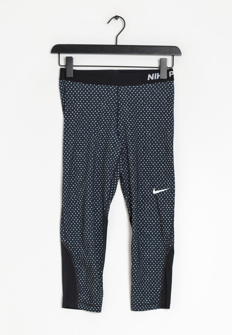 Musta ja sininen kuvioitu legginsit valkoisilla sydämen muodoilla, tyylikäs muotoilu ja Nike-logo alhaalla lahkeessa. Valmistettu joustavasta kankaasta.