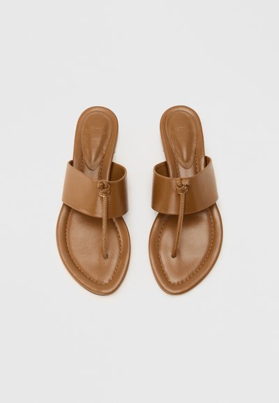 Καφέ δερμάτινα σανδάλια με φαρδιές λουρίδες και θηλιά για τα δάχτυλα, με μαξιλαρωτές σόλες και στρογγυλεμένες, ελαφρώς μυτερές σόλες.