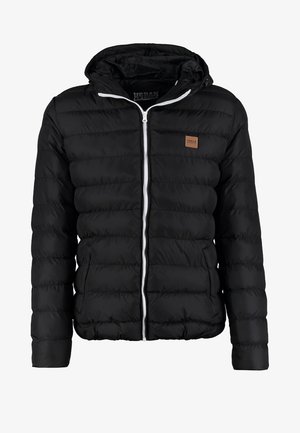 Doudoune noire avec capuche, fermeture éclair blanche et motif matelassé horizontal. Présente un petit patch logo marron sur la poitrine.