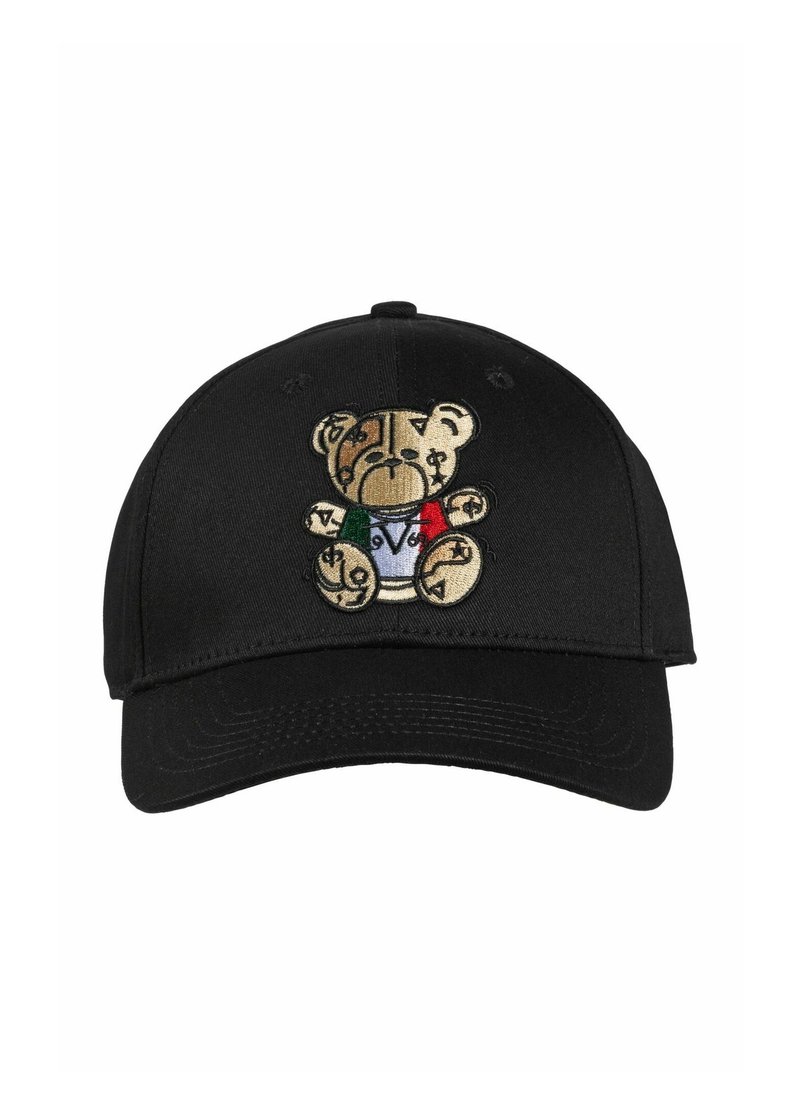 Schwarze Baseballmütze mit einem gestickten Teddyba des ig. Der Bär hat ein goldenes, braunes und mehrfarbiges Aussehen und trägt ein weißes, grünes und rotes Hemd.