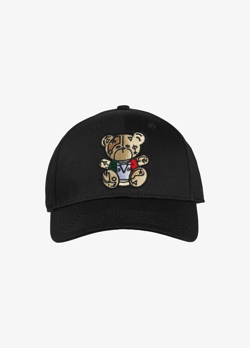 Schwarze Baseballmütze mit einem gestickten Teddyba des ig. Der Bär hat ein goldenes, braunes und mehrfarbiges Aussehen und trägt ein weißes, grünes und rotes Hemd.