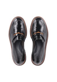 Czarne lakierowane loafersy z brązowym akcentem, zaokrąglony nosek i niski profil podeszwy. Wnętrze z miękką wkładką dla komfortu.