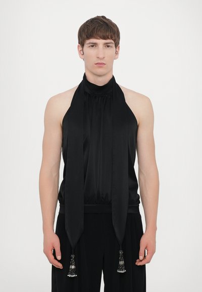 Must mustnahkist halter-top kõrge kaelusega, volditud tekstuuriga ja pikkade sallidega, millel on helmestest narmad otstes. Sile, läikiv pind.