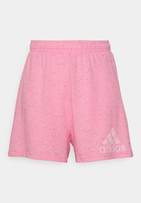 Shorts roses en tissu doux avec une texture mouchetée. Dotés d'une taille élastique et du logo Adidas imprimé en blanc.
