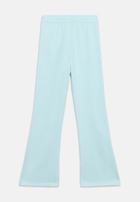 Ανοιχτό μπλε παντελόνι με φαρδιά γραμμή και ελαστική μέση, απλωμένο επίπεδα σε λευκό φόντο.