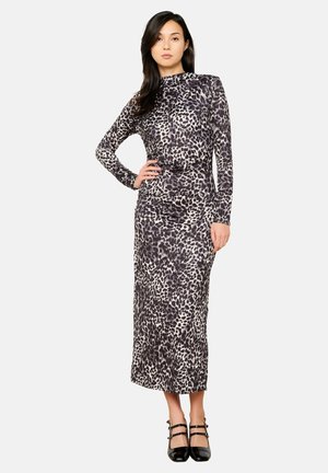 Pitkähihainen, vartalonmyötäinen mekko musta-valkoisella leoparkin printillä, jossa on korkeakauluksinen malli ja sileä, venyvän kankaan materiaali.